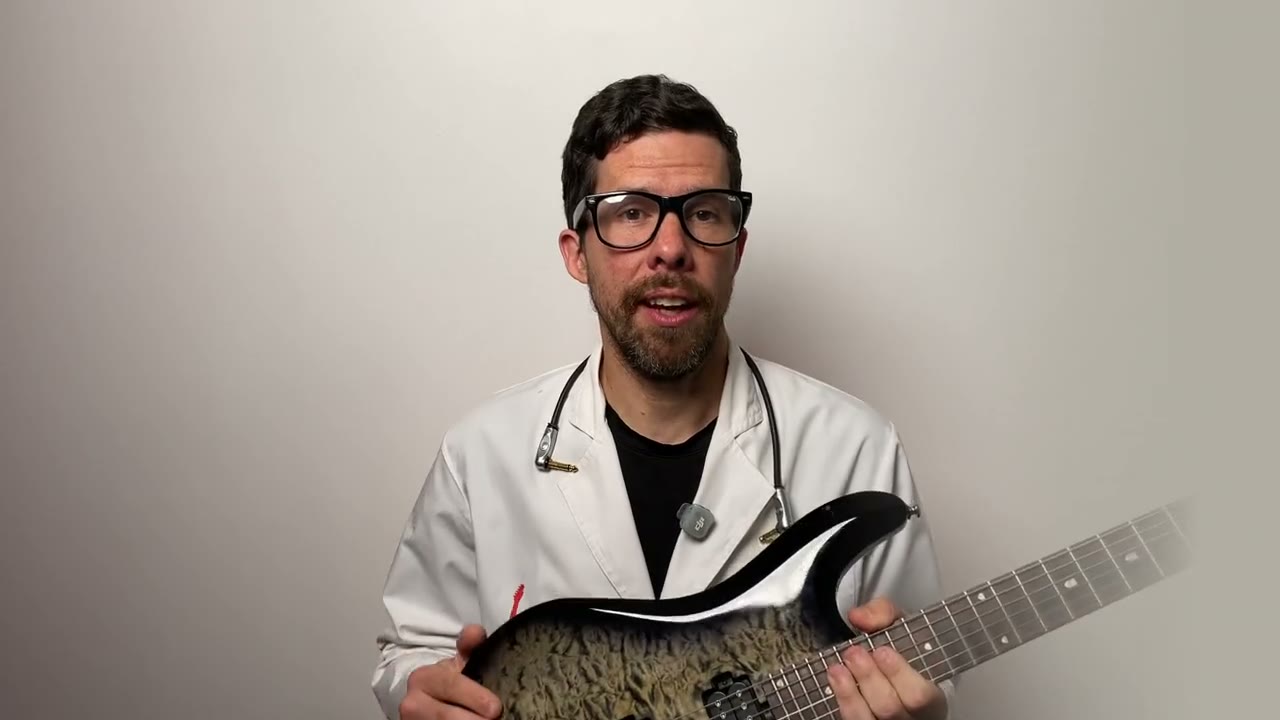 Eduardo, de Doctor Guitarra, con una guitarra eléctrica