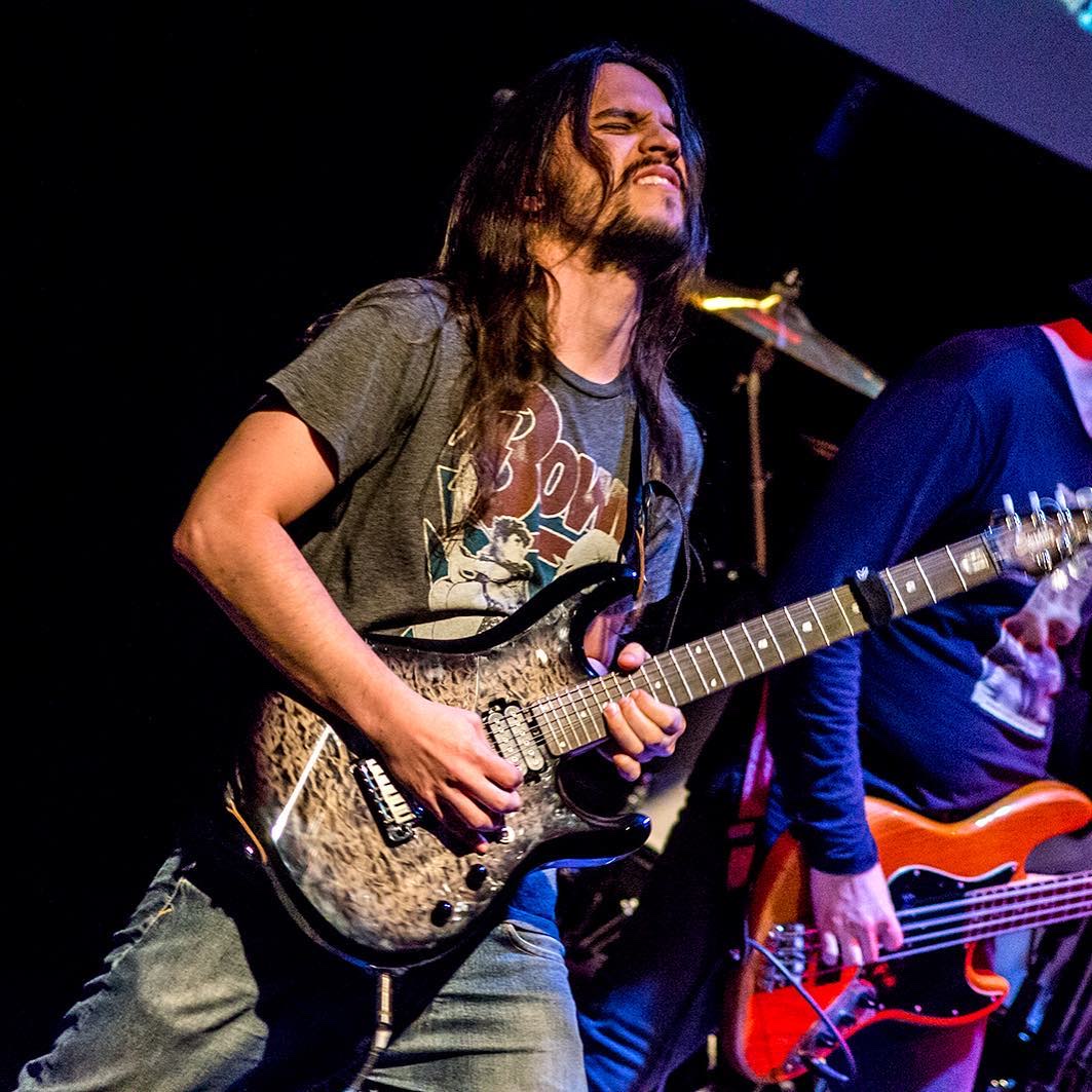 Jorge Rojas tocando guitarra eléctrica en vivo