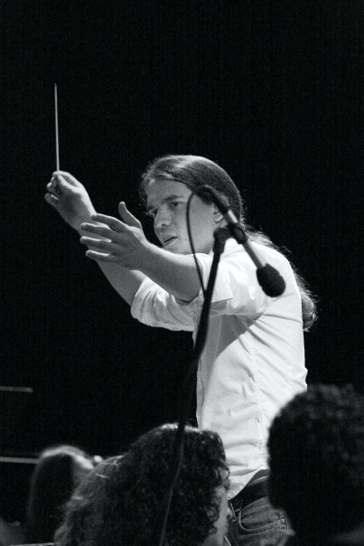 Jorge dirigiendo una orquesta